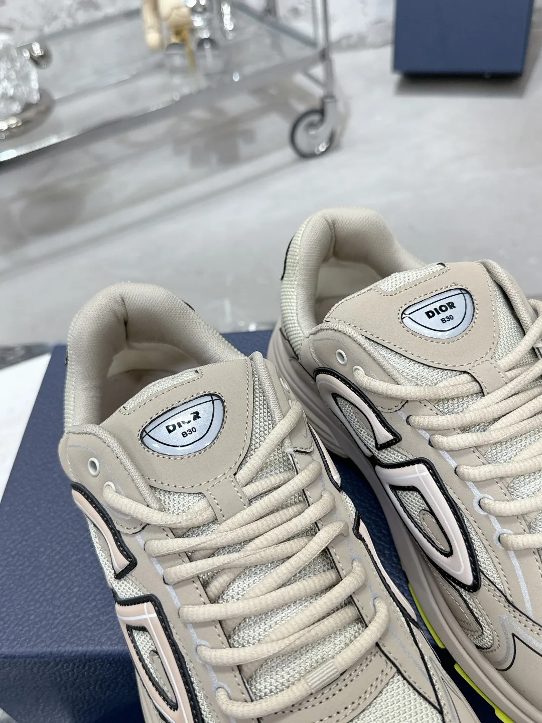 Men's men's shoes 💰600❤️❤️❤️High version Dior Dior's latest color matching B30 series reflective dad sneakers original 17380💰 purchased for development and production Brand new B30 sneakers Dad Shoes style shoes that follow the trend of the retro market The Dior logo on the tongue also indicates that this pair of shoes is the B30 model! B30 uses fine-textured leather and mesh cloth materials to form a shoe body. There are conspicuous letters CD on both sides of the shoe body to indicate identity. Many lines on the shoe body outline details to make the shoes look less monotonous and full of retro flavor. The delivery counter is exquisitely packaged🛍📦 ▪️Fabric: Original customized technical fabric + mesh ▪️Inner lining: Customized breathable lining ▪️Outsole: Original molded IP foam + TPU outsole ▪️Sole thickness: 3.5CM ▪️Size: Women’s size 35-40 / Men’s size 39-46